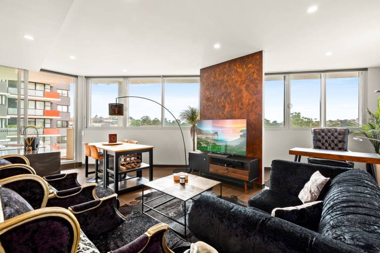 Elegant 1 Bed by Riverside Park & Amenities