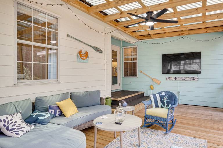 'Sea La Vie' Coastal Getaway Steps from the Beach — photo 2