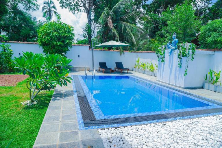 Beautiful villa with yard & pool | Pets allowed — photo 2
