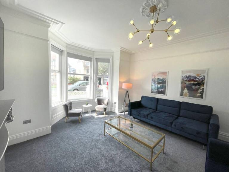 Fully equipped charming apartment with garden & terrace | Pet-friendly in Llandudno