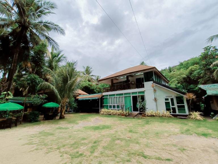 Vacation home with barbecue, pool & yard in Baler