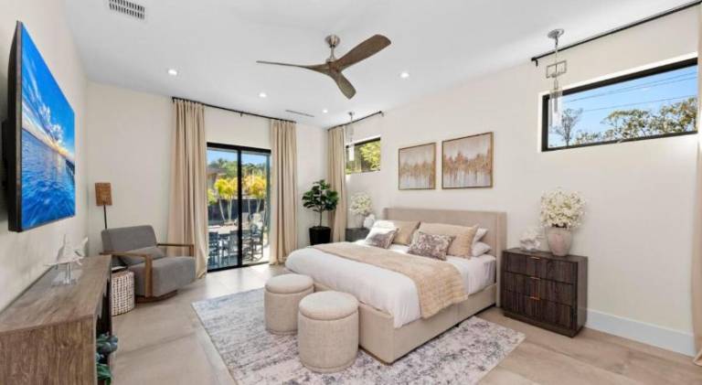 Vacation home with pool & jacuzzi — photo 2