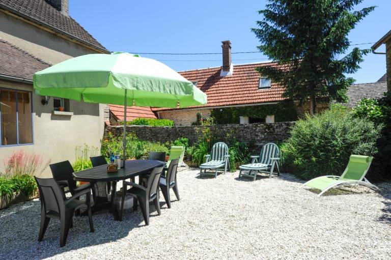 Gite with yard & BBQ — photo 3