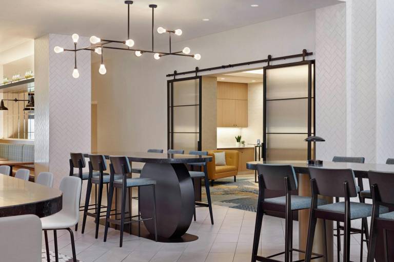 Delta Hotels Calgary Airport In-Terminal — photo 3