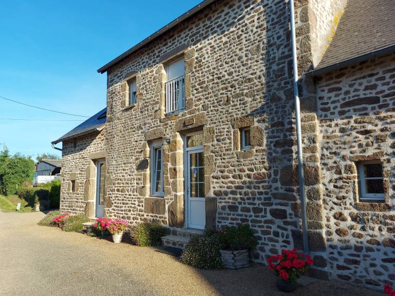 Charming Countryside Cottage: 3 Bedrooms, Enclosed Garden, BBQ, Pet-Friendly, Near Mayenne — photo 2