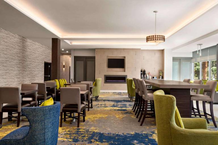 La Quinta Inn & Suites by Wyndham Orlando IDrive Theme Parks — photo 3