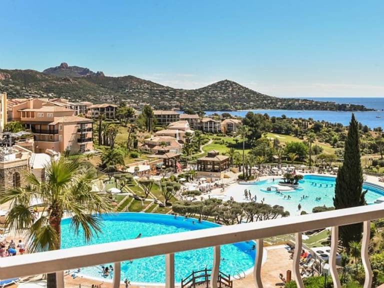 Private room with heated pool & patio in Saint-Raphaël