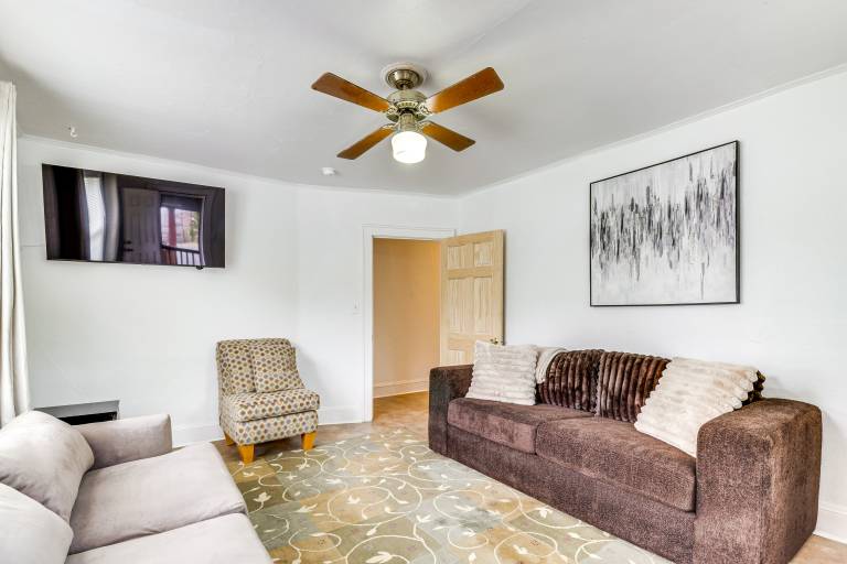 Stroll to Shore: Quaint Condo w/ Deck in Norfolk — photo 3