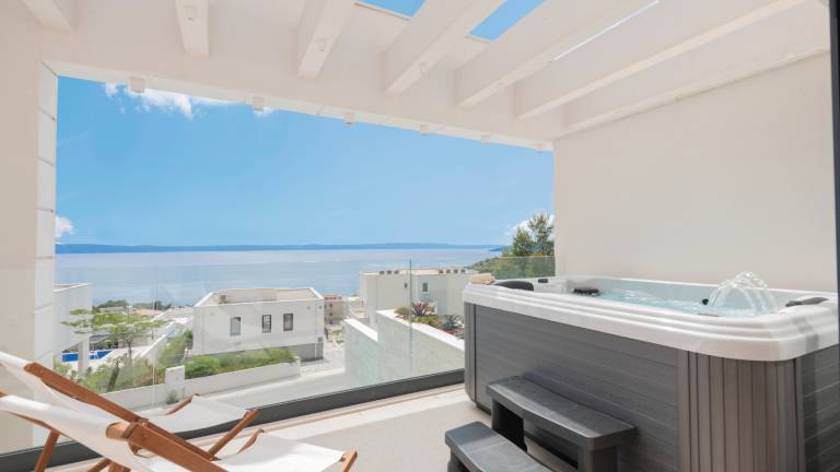 Villa with yard, hot tub & terrace | Pet-friendly — photo 3