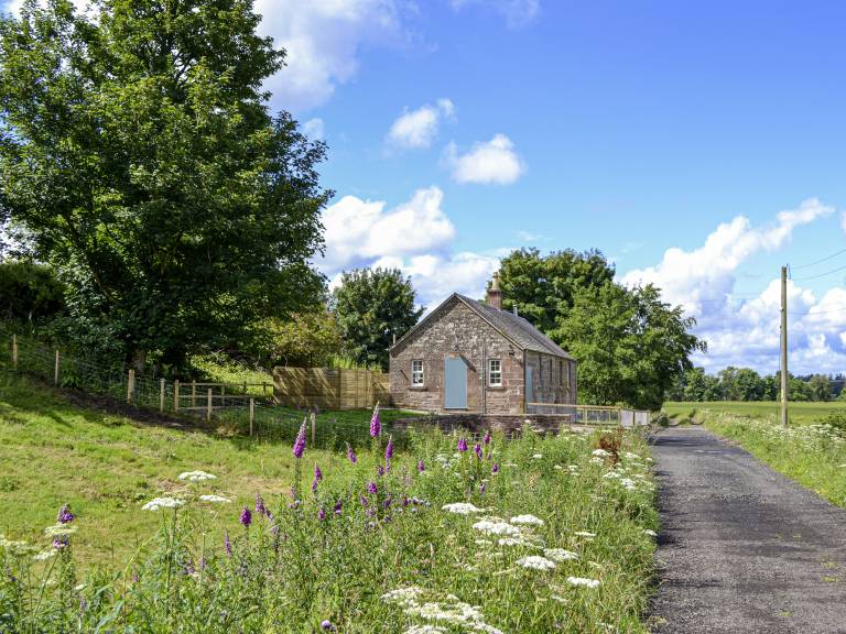 Family-oriented cottage with yard | River view | Pets are welcome in Perth