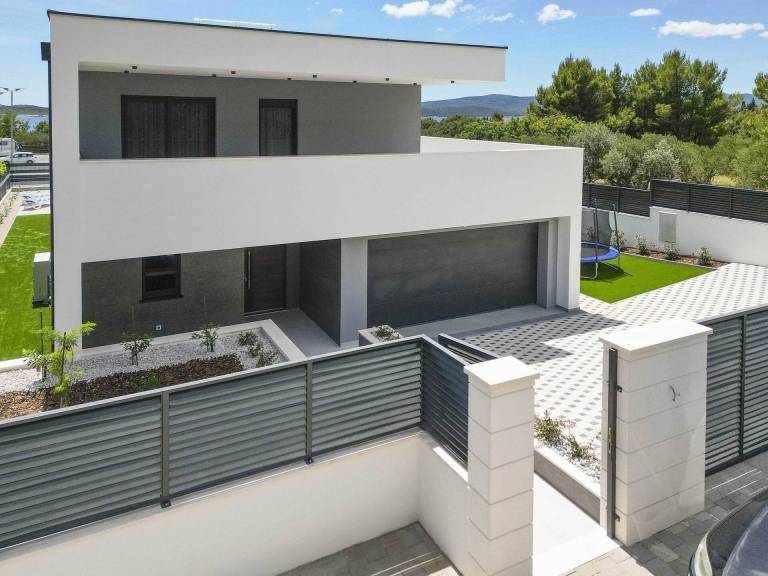 Villa with terrace, garden & barbecue | City view — photo 5