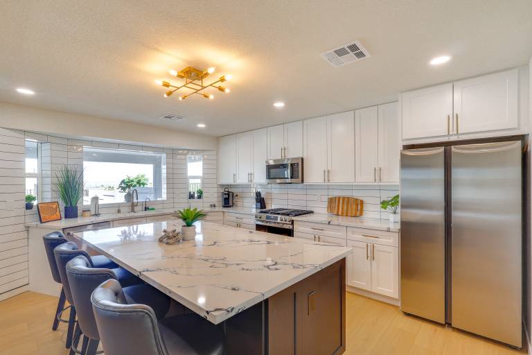 2 Mi to Windsor Beach! Updated, Sleek Family Home — photo 5