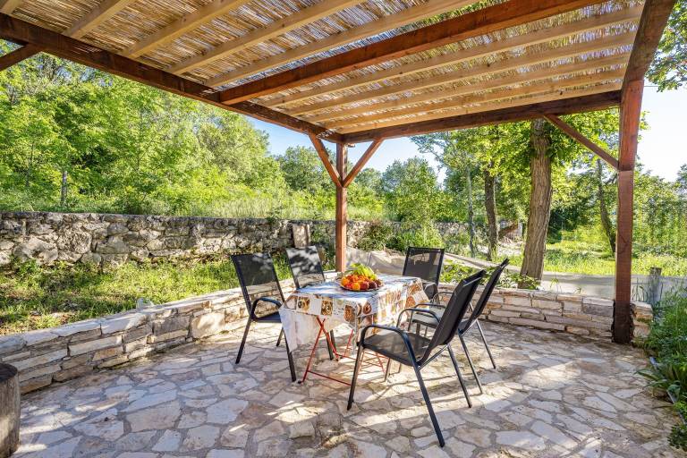 Rental apartment with barbeque, hot tub & terrace — photo 5