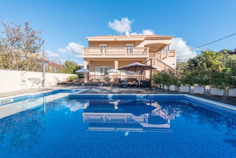 Fully equipped vacation home with grill, private pool & terrace | Pets allowed in Zadar