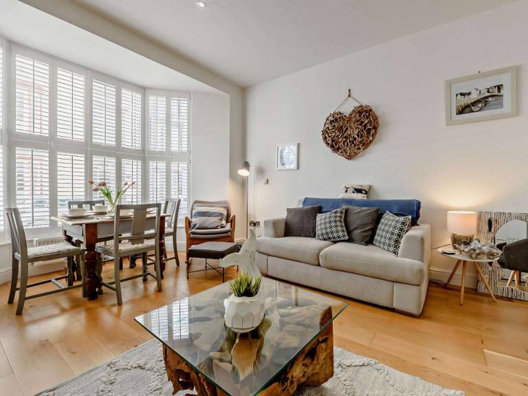 Rental apartment with garden & barbeque in Tenby