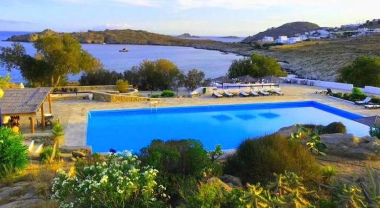 House with pool in Mykonos
