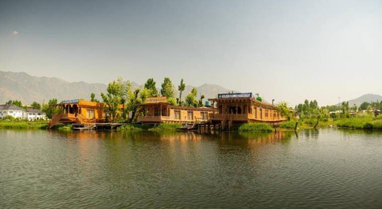 Golden Flower Heritage Houseboat — photo 2