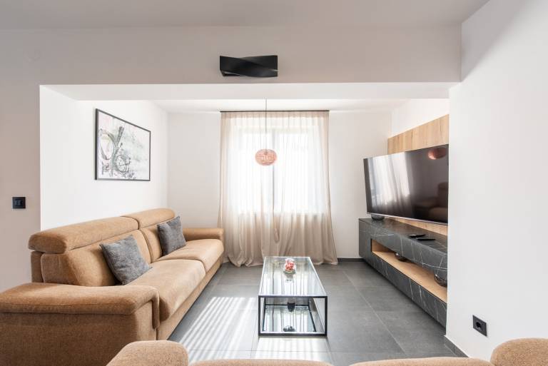 Holiday apartment with private pool, patio & grill — photo 2