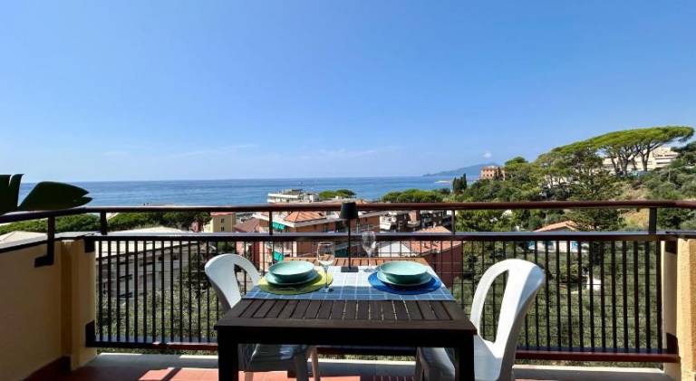 Rental apartment with patio in Chiavari