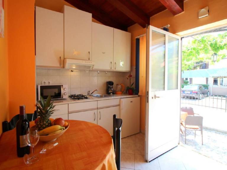 Rental apartment with patio & barbeque — photo 3
