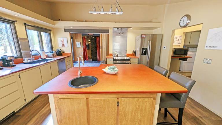 Family-friendly vacation home with pool, hot tub & BBQ | Pet-friendly — photo 3