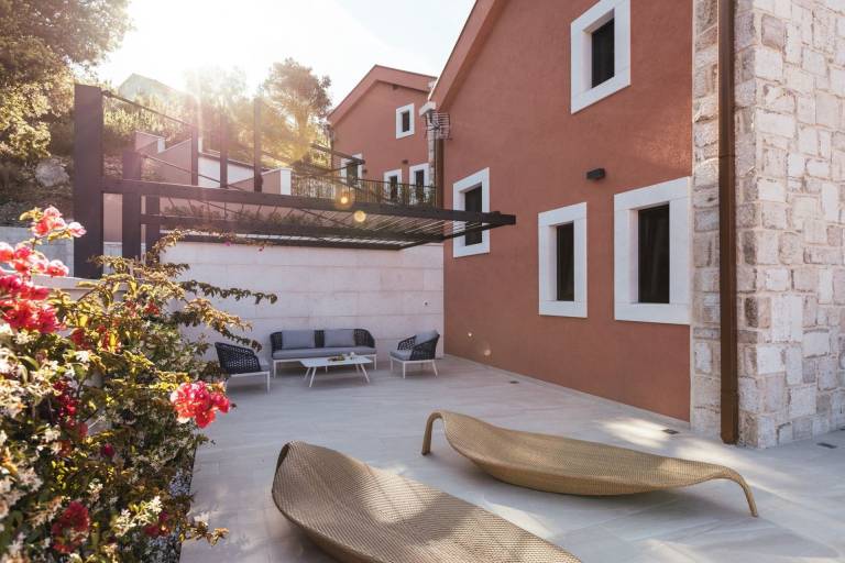 Villa with pool, barbecue & yard — photo 5