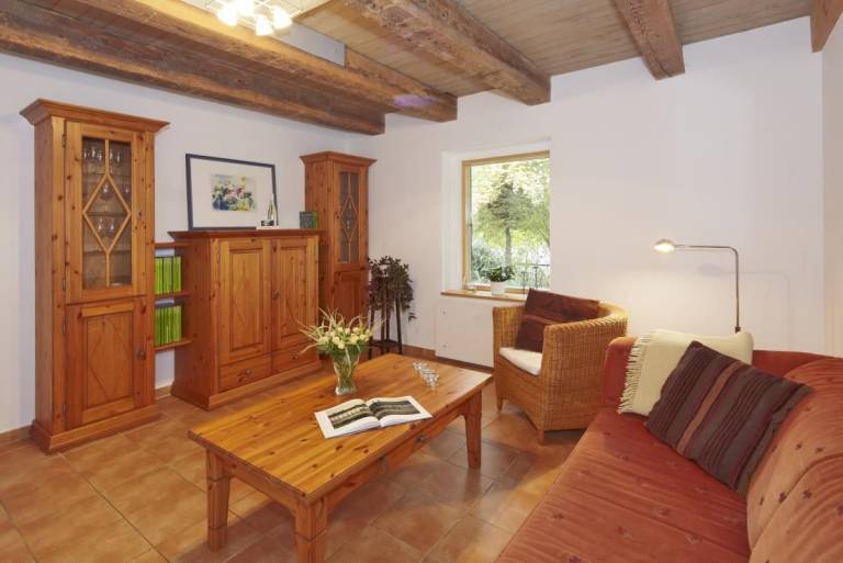 Gepflegtes Reetdachhaus auf großem Grundstück mit Badewanne und Terrasse — photo 4