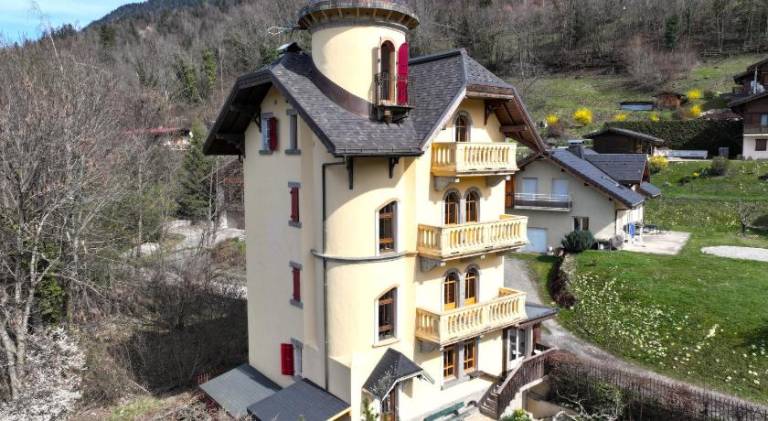 Holiday apartment with yard, terrace & barbecue in Combloux