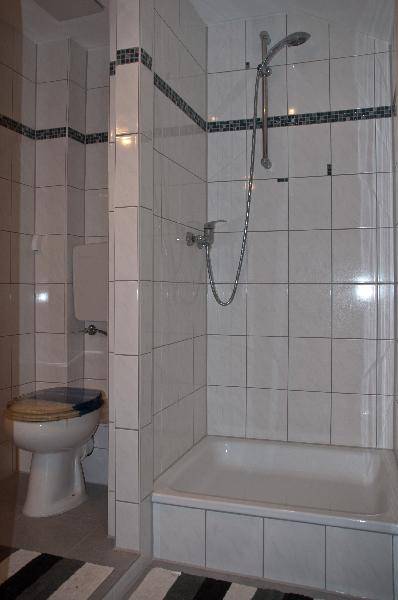 Rental apartment with BBQ & yard — photo 4