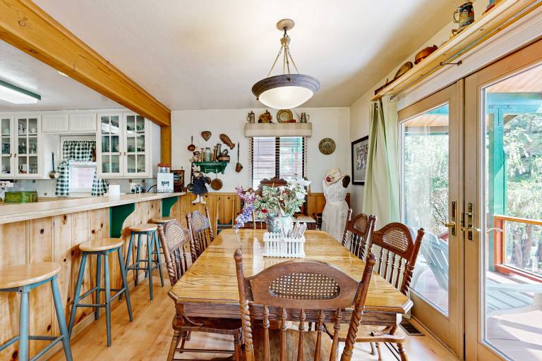 Rooster's Den Charming house with expansive deck, cable, internet, near Big Bear Lake — photo 5