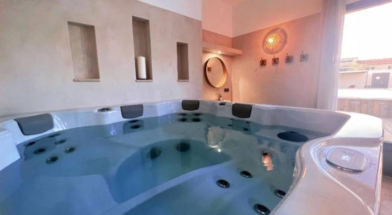 Apartment with jacuzzi, terrace & private pool — photo 3