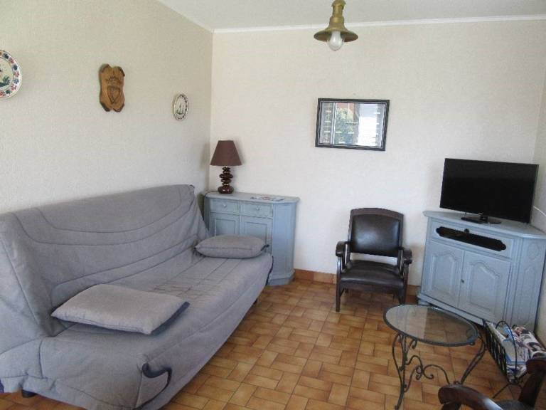 Charming 2-Bedroom Home with Garden & Garage, Close to Beach, Pet-Friendly, WiFi Available — photo 2