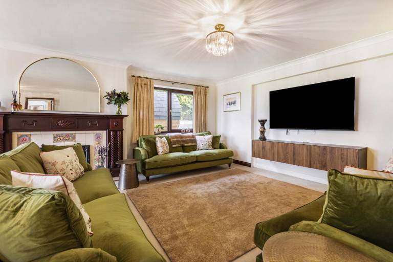 A Stunning 6 Bed Country Home in Cheltenham — photo 2