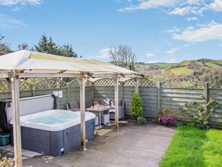 Fully equipped cottage with hot tub & yard | Pets are welcome in Ilfracombe