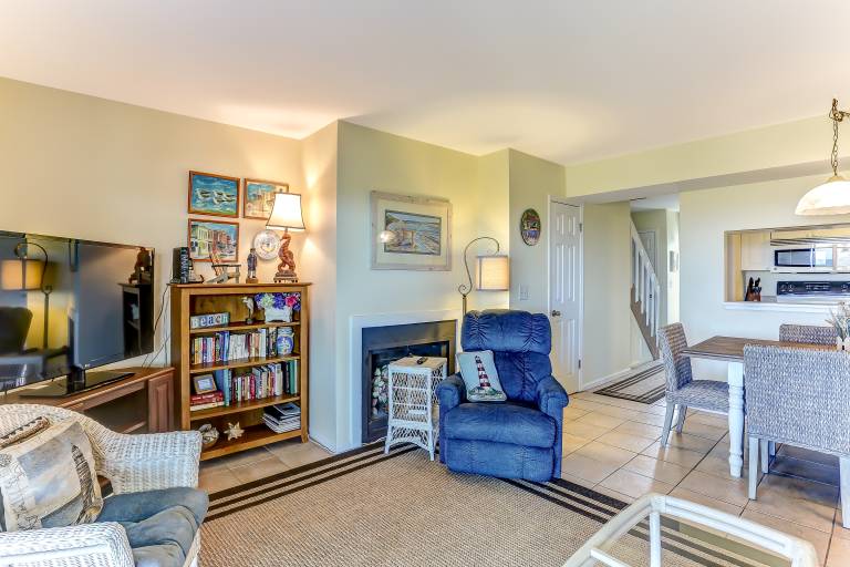 DOG FRIENDLY - Enjoy the Relaxed atmosphere that provides an Ideal Oceanfront setting — photo 3