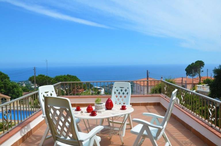 Children-friendly villa with yard, BBQ & patio | Pool view | Dogs allowed — photo 2