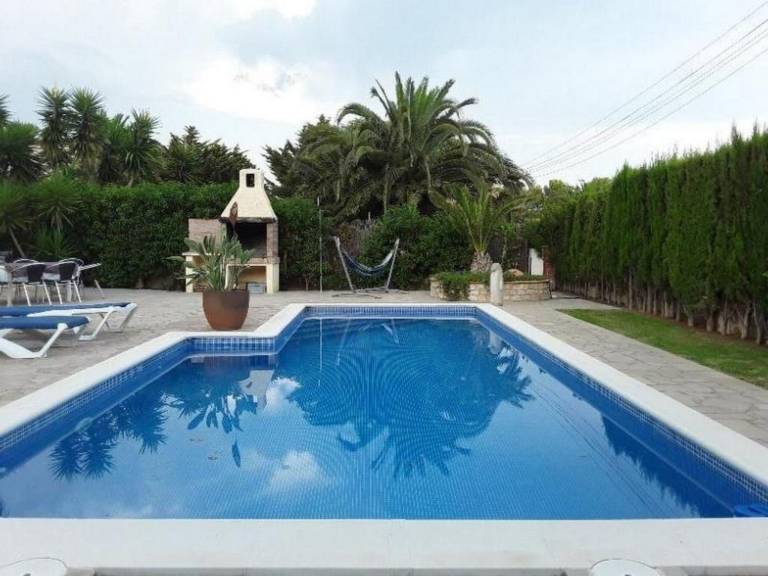 Vacation home with patio, BBQ & private pool | Sea view — photo 4
