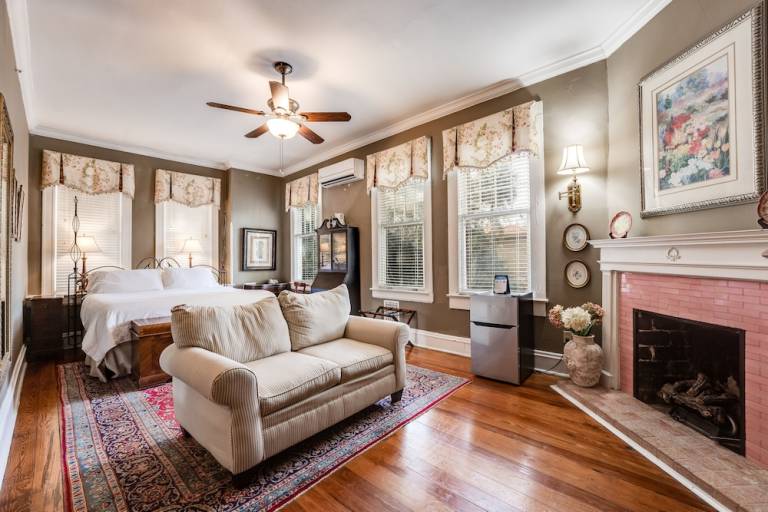 Bed & Breakfast Five Points