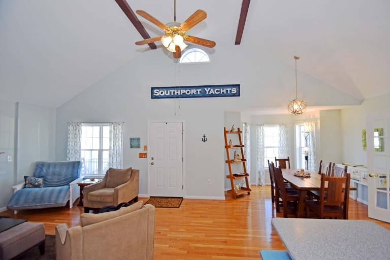 Charming vacation home | Pets allowed — photo 3
