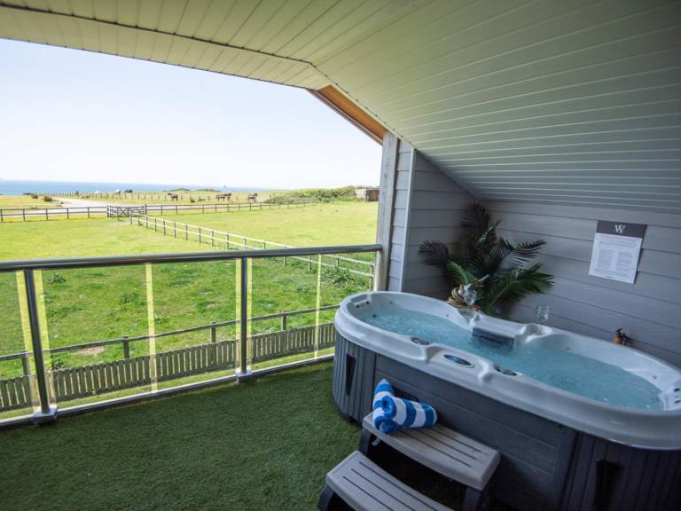 Cottage with yard & hot tub | Water view in Bideford