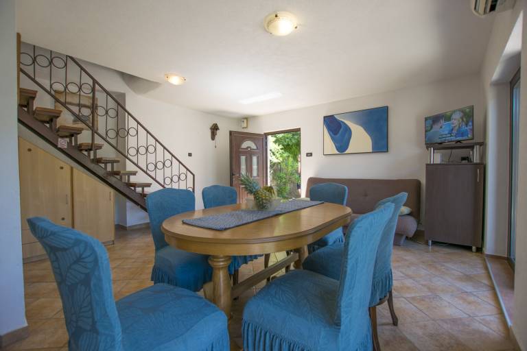 Fully equipped beautiful rental apartment with garden, barbeque & patio | Garden view | Pets allowed — photo 2