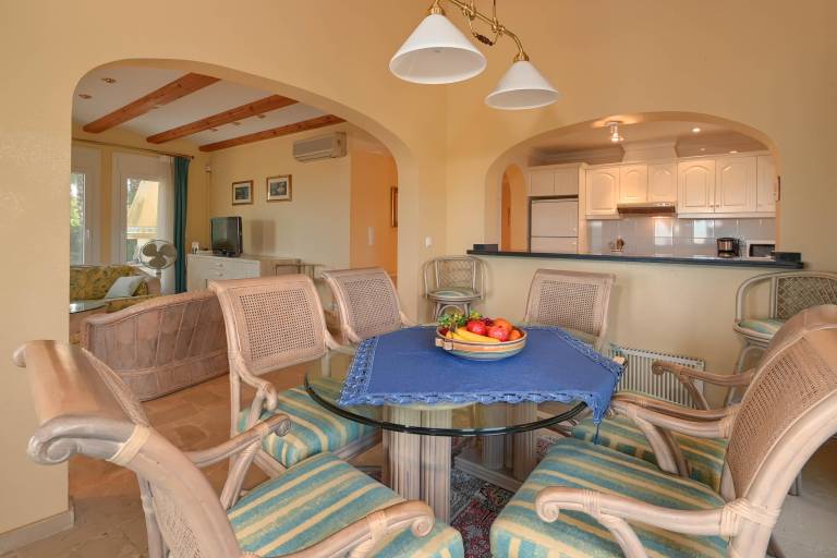 Vacation home with yard, pool & barbecue — photo 4