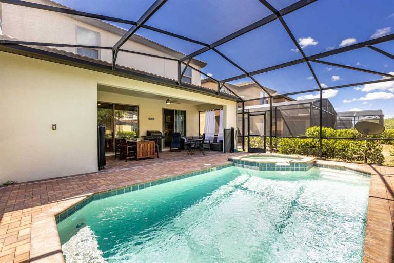 Spacious 5BR home in Davenport, FL, perfect for family getaways with a private pool. in Cham