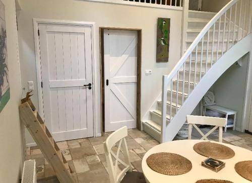 Stalhuis overnachten in een tinyhuis bij de paarden