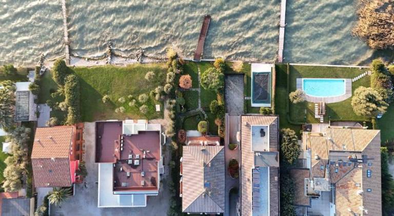 Apartment with BBQ, yard & patio in Sirmione