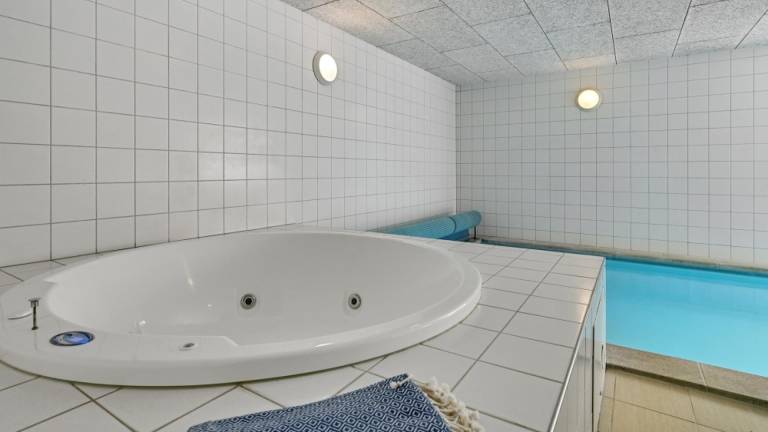 Child-friendly vacation home with garden, patio & private pool | Pets allowed — photo 4