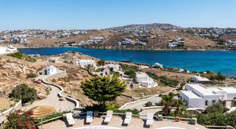 Rental apartment with yard, patio & pool in Mykonos