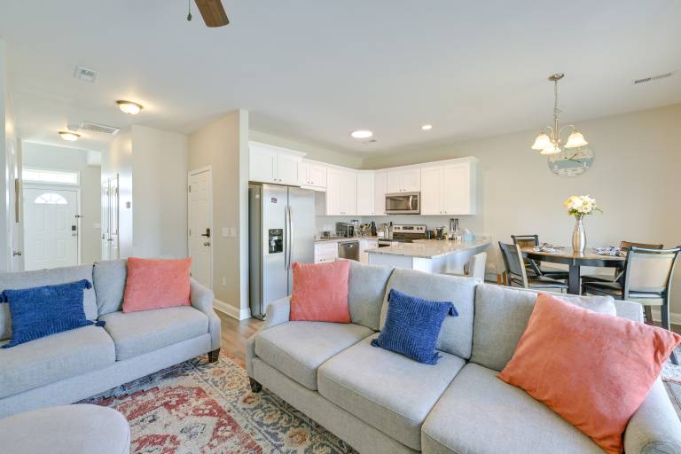 6 Mi to PNC Music Pavilion: Concord Townhome — photo 5