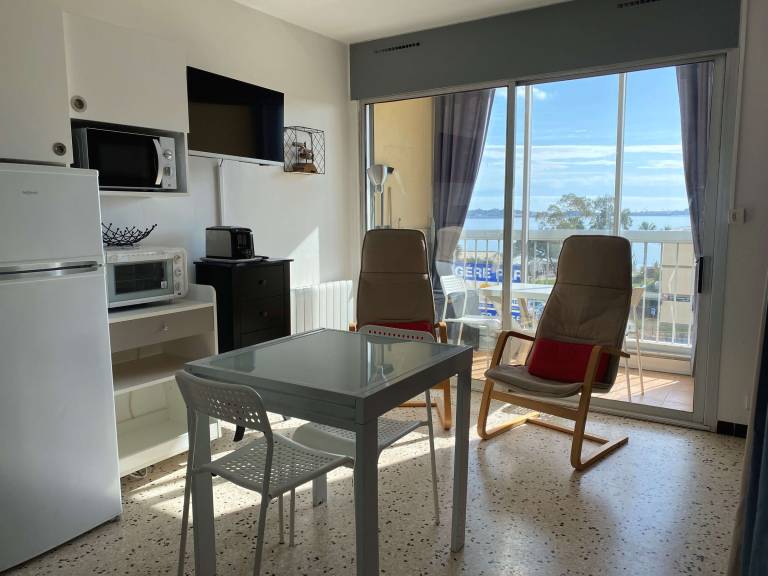 Lovely 1-bedroom apartment with open view, loggia, elevator and wifi in Balaruc-les-Bains — photo 5
