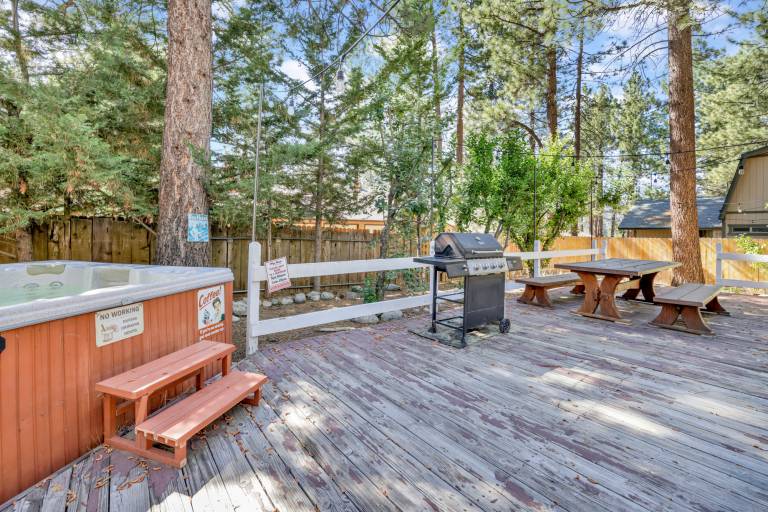 Cabin with hot tub, patio & BBQ | Lake view — photo 2
